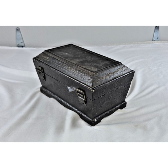 Costume Jewelry Mystery Box – Assorted Pieces in Vintage Storage Chest - Picture 4 of 5